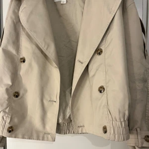 Beige trenchcoat Zara - En trendig och jätte snygg trenchcoat från Zara💕passar perfekt till våren!