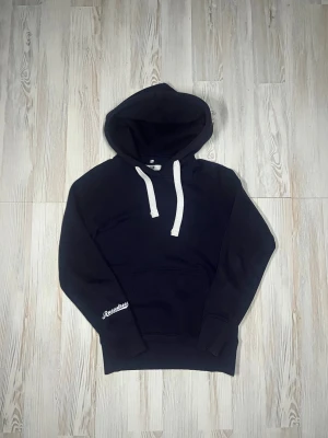 Mörkblå hoodie från Russemerch - Mörkblå Russemerch hoodie i mycket bra skick. Väldigt bekväm och varm, riktigt fet med vita detaljer. Passar till de mesta outfits