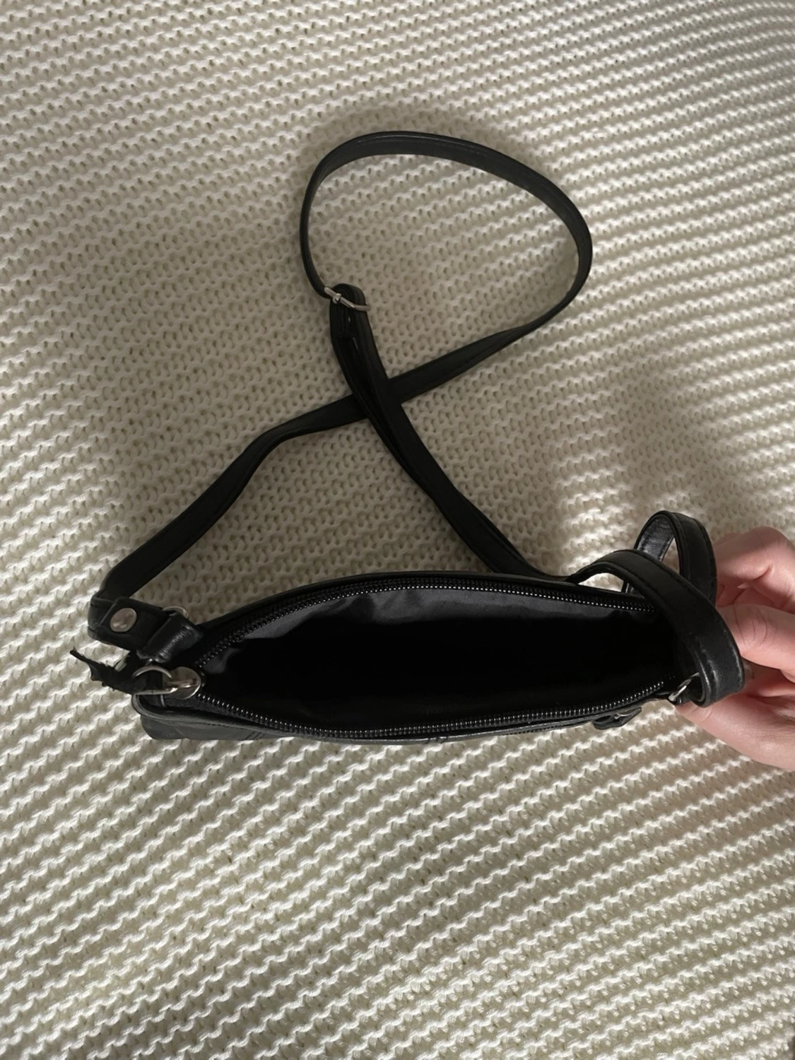 Svart axelväska i skinnimitation - 2