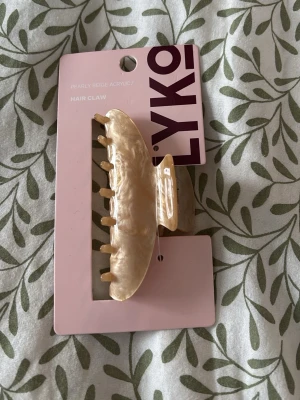 Pärlemor beige hårklämma från Lyko - Snygg hårklämma i pärlemor beige akryl från Lyko. Aldrig använd🥰
