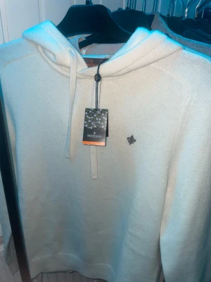 Vit hoodie från Morris - Den är storlek xs men jag är 170 och den passar ass bra köpte den på mq i köpcentret bra kvalité snygg och fräsch kan gå ner i pris vid snabb affär helt ny aldrig använt den 