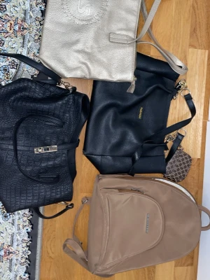 Handväskor - Jag säljer fyra praktiska och snygga väskor som passar både vardag och fest.  ✨ Beige shopper Rymlig och elegant med dragkedja – perfekt för jobb, skola eller shopping.  ✨ Svart handväska Klassisk modell med strukturerad design. Passar till alla outfits.  ✨ Svart crossbody-väska Smidig och lätt med justerbar axelrem – perfekt när du vill ha händerna fria.  ✨ Beige ryggsäck Bekväm och praktisk med flera fack. Perfekt för vardag och resor.