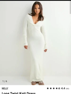 Vit lång stickad klänning Nelly - Säljer en lång, vit stickad klänning från Nelly i strl S med v-ringning och figurnära passform. Klänningen har långa ärmar och ribbad struktur. Använd endast 1 gång.