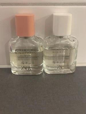 ZARA Fields at Nightfall parfym duo - Två parfymer från ZARA i serien Fields at Nightfall. En flaska med persikofärgat lock (Intense) och en med vitt lock. Båda flaskorna är genomskinliga med enkel, stilren design och rundade former. Perfekt för dig som gillar fräscha och eleganta dofter.