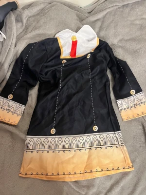 Anya cosplay - Anya cosplay för barn, systern växte ur den ganska så snabbt så den tar bara plats nu för tiden. Barnstorlek 110. Ingen peruk eller huvudaccessoarer. 