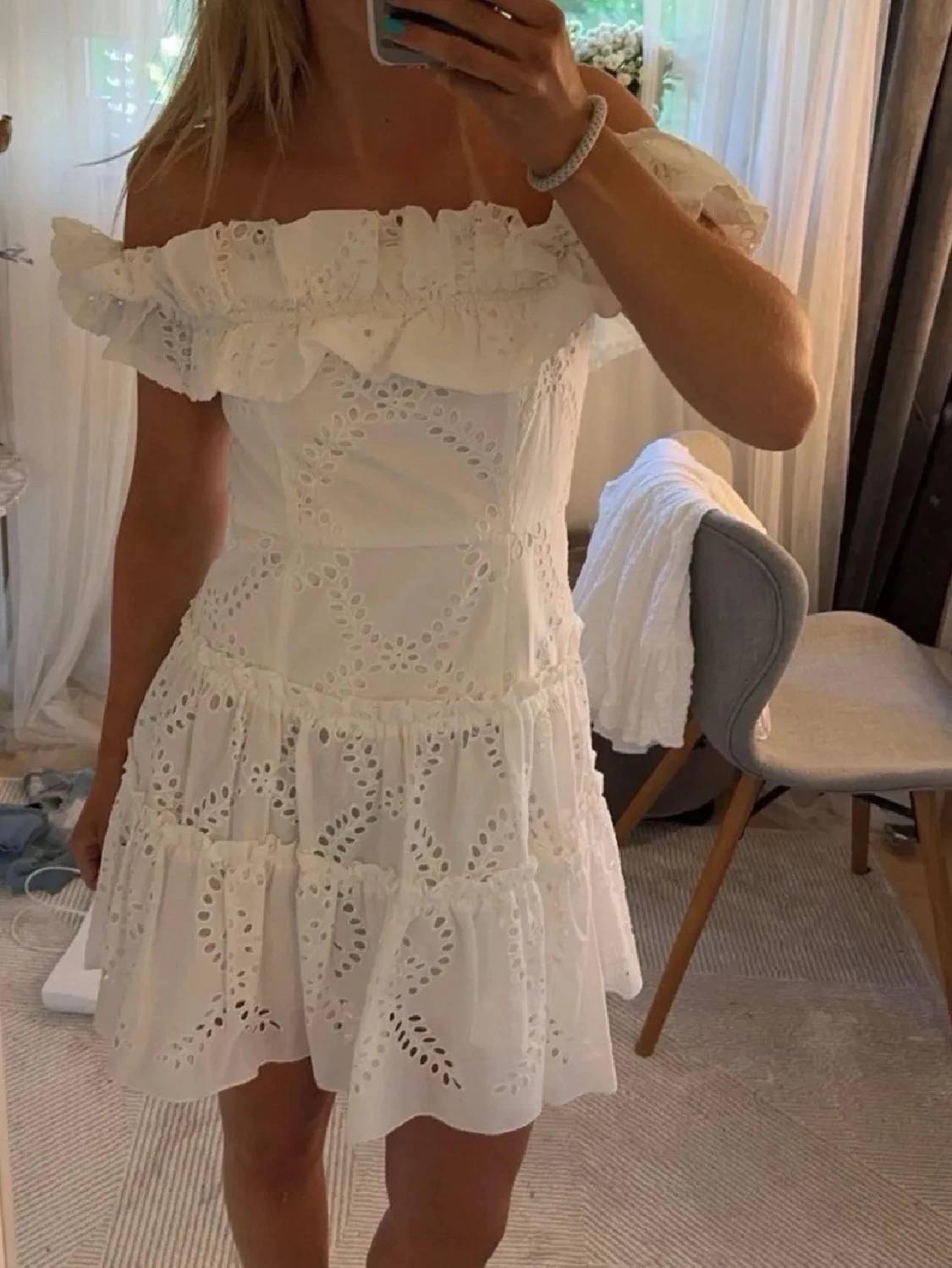 Vit offshoulder klänning med volang Zara student 