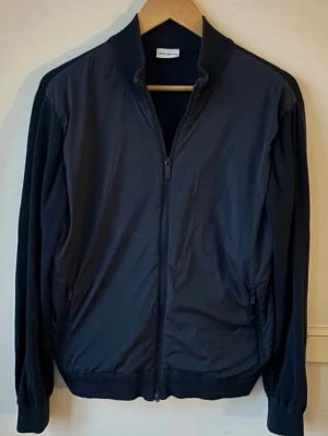 John Henric cardigan strl M - Säljer en John Henric cardigan i mörkblå, strl M. Den är i fint skick och perfekt inför kommande vår och sommar. Hör av er vid frågor och funderingar!