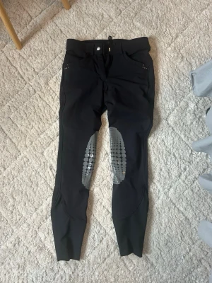 Ridbyxor från Crw - Svarta ridbyxor från Crw🖤 Använt 2 gånger, storlek 36