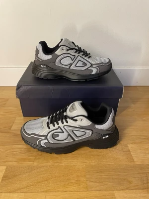 B30 sneakers svart och grå - Tjena säljer ett par fina B30 skor i svart och silver toppkvalitet 🔥skriv vid frågor och intresse 👊👊
