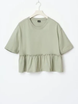 Grön topp med volang - Super gullig T-shirt i grönt med volang som är perfekt nu till våren. Märket är Gina Tricot. Det finns några små defekter som kommer synas i mina egna bilder, fotar inom kort! 😊💗