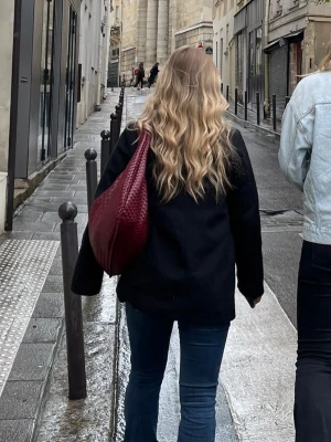 Röd flätad väska - Fin väska i väldigt bra skick!🫶🏽