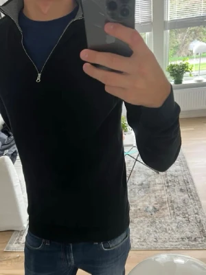 Svart halvzip John Henric  - Snygg svart långärmad tröja med halvzip och ståkrage. Storlek S. 