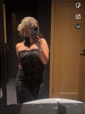 Svart balklänning i spets  - Säljer min superfina balklänning, jättefin spetsklänning med en blomdetalj runt halsen🥰endast använd en gång, så den är i fint skick🥰