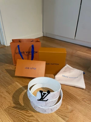 Vit bälte  - säljer vit bälte.