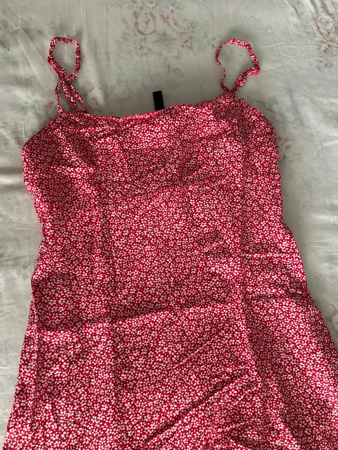 Röd blommig långklänning med smala band - 1