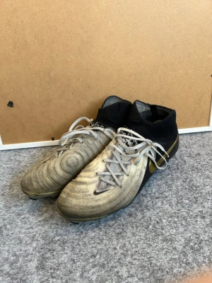 Nike phantom elite - Hej säljer ett par Nike phantom elite pågrund av att jag lagt skorna på hyllan. Dem är tyvär långt ifrån nyskick men inte trasiga eller förstörda på något sätt. Hör gärna av dig vid fler frågor🙌🙌