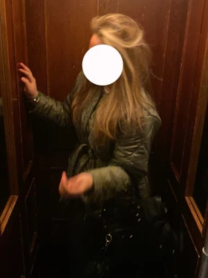 Olivgrön quiltad vindjacka - Vet ej var smöret är för att knyta!! Svårt att knäpp den också tyvärr annars super fin