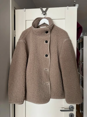 Teddyjacka - Populär teddyjacka från HM. Jättehärligt och varm och skön och super fin! I mycket bra skick, som ny. 