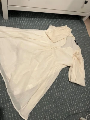 Vit klänning från BikBok - Söt vit klänning  från BikBok i lätt och luftigt material. Perfekt för varma dagar och somriga tillfällen. Den är i storlek M! 