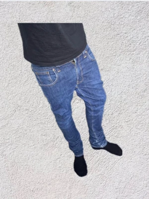 Dry Nudie Jeans - Riktigt snygga Nudie jeans. Bra skick inga defekter. Mått finns bara att fråga. Pris endast 349