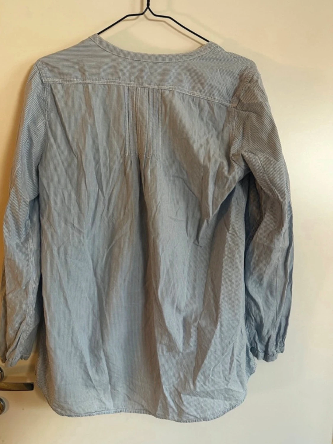 Blå v-ringad blus med volang - 1