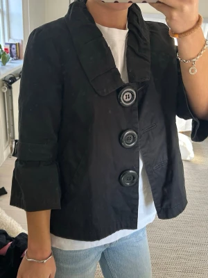 Svart trekvartsärmad kappa - Svart vårkappa med trekvartsärm!