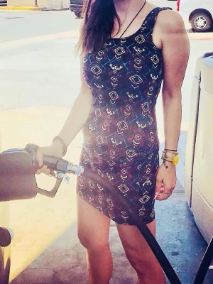 Mönstrad kort klänning med twistad axelband - Snygg kort klänning med färgstarkt geometriskt mönster i svart, rött, blått och vitt. Klänningen har twistade axelband och en figurnära passform. Perfekt för dig som vill sticka ut med en unik look.