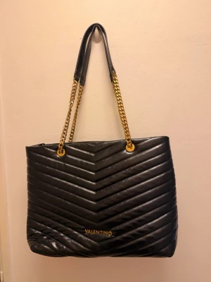  Valentino axelväska - Valentino axelväska ky skick kvitto finns it fick den som en present 