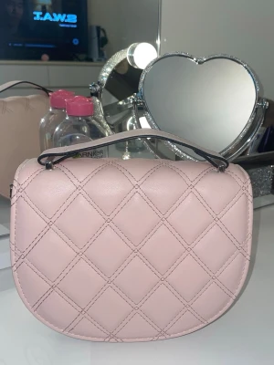 Rosa väska - Oanvänd kommer med axel band