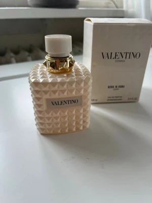 Valentino parfym  - Säljer denna parfym från valentino i born in roma ivory🩷 köpt på kicks för 1945! Knappt använt se på bild 3 hur mycket💕