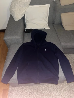 Marinblå hoodie från Polo Ralph Lauren - Tjena jag säljer en marinblå ralph Lauren hoodie för endast 300 kr! Kom privat för mer information 