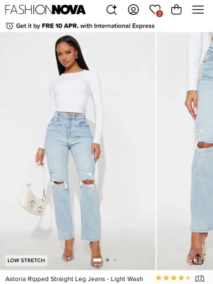 Ljusa ripped straight leg jeans - Snygga ljusblå jeans från Fashion Nova med raka ben och slitningar vid knäna. Jeansen har hög midja, klassisk femficksdesign och är tillverkade i denim med låg stretch. Perfekta för en trendig och avslappnad look.