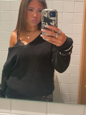 Svart v-ringad stickad tröja  - Säljer en svart stickad v-ringad tröja från nakd i storlek xs 