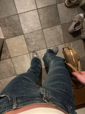 Supercoola jeans - Säljer dessa vintage jeans med en supercool tvätt. Köptes på vinted och är i mycket bra skick🤗skulle säga att de passar XS-S