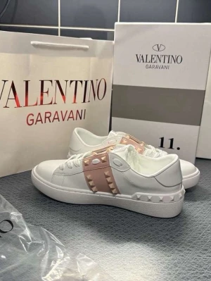 Valentino Garavani vita sneakers - Snygga valentino garavani skor, allt på bilden följer med. Har endast två par kvar.