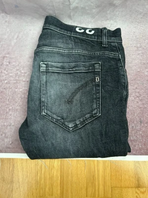 Dondup George jeans - Mycket fint skick | Size 33 fits 31/32 | fraktar inom 24 timmar | för att köpa klicka ”köp nu” | vid frågor eller funderingar är det bara att skicka ett meddelande | följare får bättre rabatter🙌