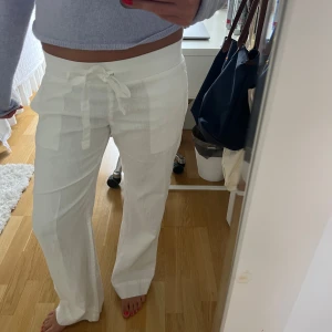 Alohba label linne byxor - Säljer mina så fina linnebyxor från Alobha Label som aldrig riktigt kommit till användning, super bra skick alltså💞Storlek Xs och passar mig som brukar ha S💓