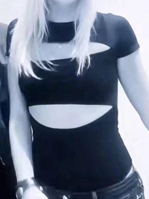 Svart body med cut outs  - Säljer denna fina svarta body från new yorker, helt slutsåld och nu väldigt eftertraktad💕 inte så säker på om jag vill sälja riktigt än därför jag vill se om någon är intresserad! Skriv för mer frågor💕