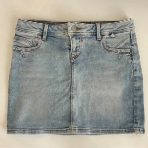 Lågmidjad jeanskjol LTB - Säljer denna ljusblåa lågmidjade jeansskjolen från LTB i storlek S! Den har superfina bakfickor, är ganska stretchig och helt oanvänd! 💗