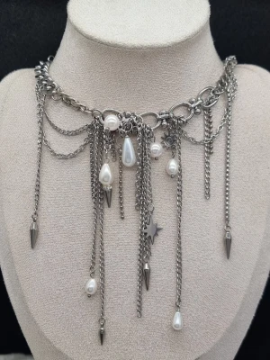 Handgjort halsband med pärlor  - Stilfullt halsband.  Material-rostfritt stål 