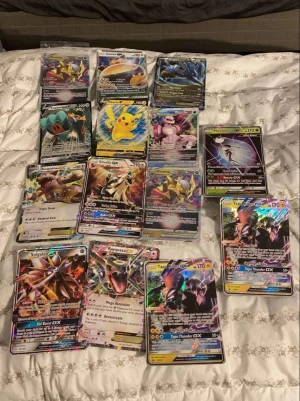 KOM MED PRISER.      Samling Pokémon STOR KORT - Säljer en samling med 15 Pokémon GX och EX kort, bland annat Pikachu, Solgaleo, Rayquaza och Tapu Thunder. Korten har färgstarka illustrationer och holografiska effekter. Perfekt för dig som vill utöka din Pokémonkort-samling eller gillar att spela Pokémon TCG.