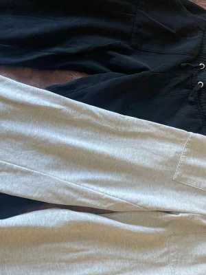 2 mjukisbyxor - Säljer 2st mjukisbyxor från lager 157 i storlek 160 i båda. Ett par gråa och ett par svarta. 