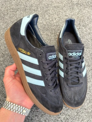 Adidas spezial 44 - Säljer dessa supersnygga adidas spezial skorna. Passar superbra nu på sommaren! Size 44 sitter true to size. Skick 9/10 inga skador eller defekter! Hör av dig vid intresse. Köp gärna med instabox! Postar samma dag😌