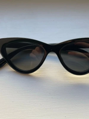 Cateye solglasögon - Svarta cateye solglasögon från Mango