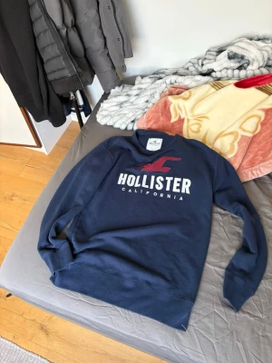 Hollister  - Hollister tröja i helt ny skick. Aldrig använd, passar både S och M. 