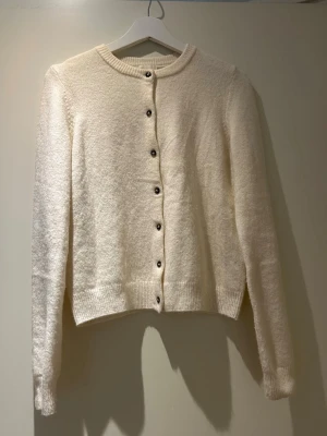 Kofta H&M - Jättesöt beige/vit kofta från h&m, säljer eftersom den inte används. Superskönt material och passar bra till vardags. Jättefint skick, inga defekter. Kom privat för fler bilder ❣️