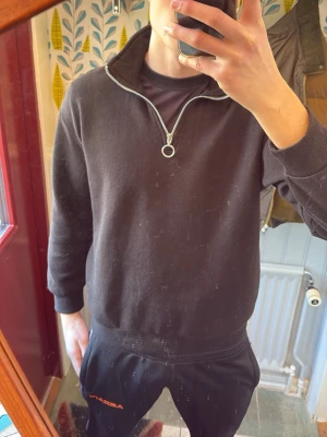 Halfzip från bershka - Snygg halfzip från bershka, mycket fint skick. Storlek S modell 188,78kg. Hör av er vid funderingar MVH MAJESTIC GARMENTS 