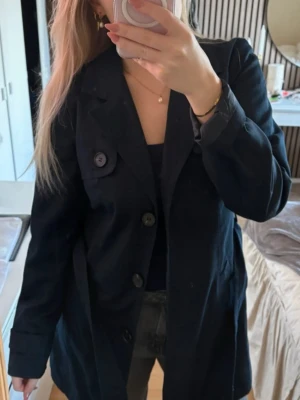 Veto Moda trenchcoat - Säljer en marinblå trenchcoat från vero Moda i storlek M, mycket bra skick! Knappt använd! Säljer den för 200kr + frakt!