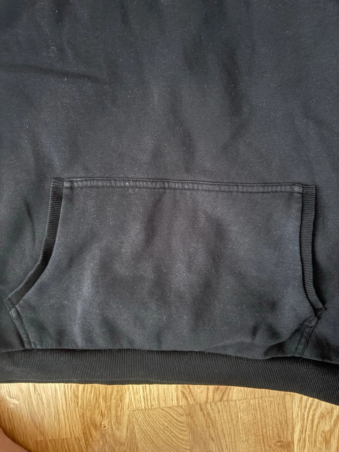 Svart hoodie Guess  - 2