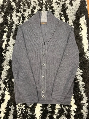 Stickad cardigan  - Riktigt fin stickad cardigan jag köpte i Italien men är Tyvvär för liten på mig. Storlek 50 vilket motsvarar storlek small. Inga defekter, hål eller någon skada 